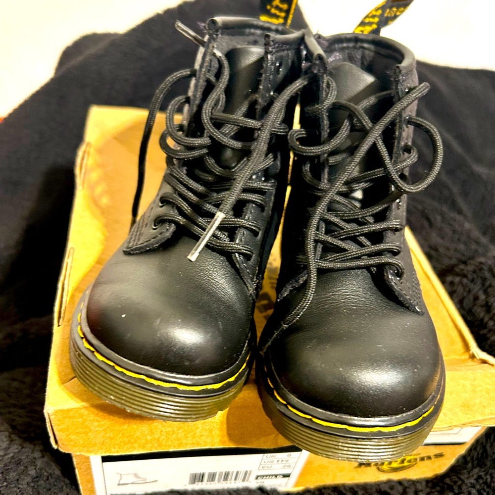Kids black leather Dr. Martens